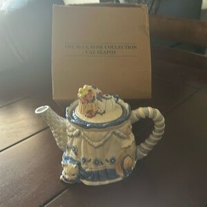 The Blue Rose Cat Teapot
